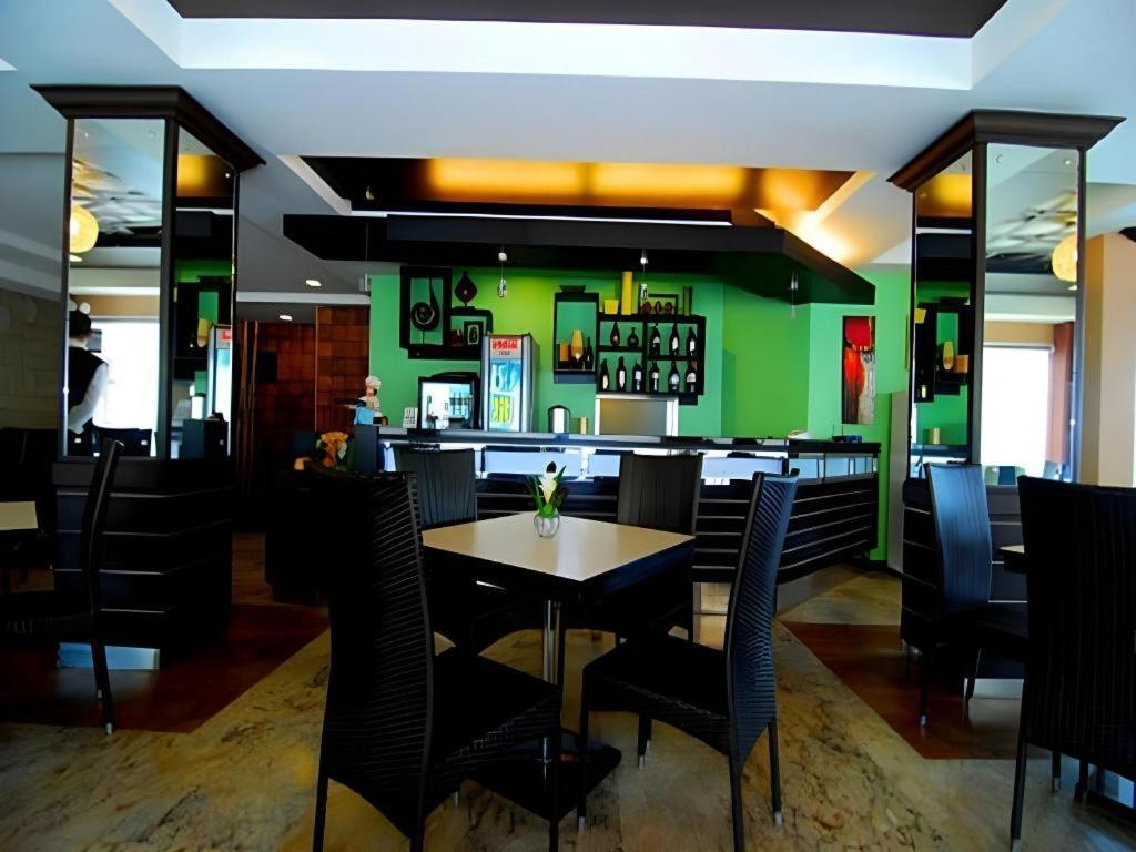 Mo2 Westown Hotel San Juan Баколод Екстер'єр фото