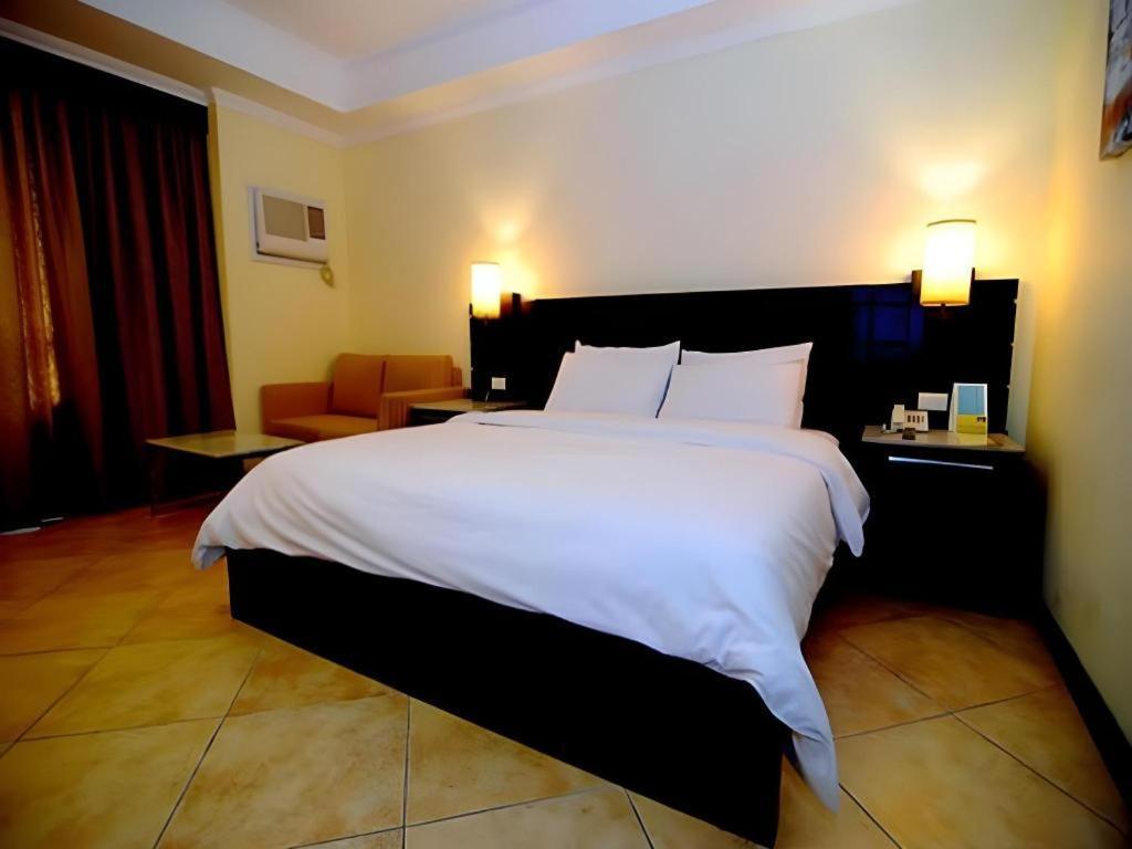 Mo2 Westown Hotel San Juan Баколод Екстер'єр фото
